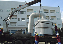 北京設備裝卸在進行制冷設備吊裝